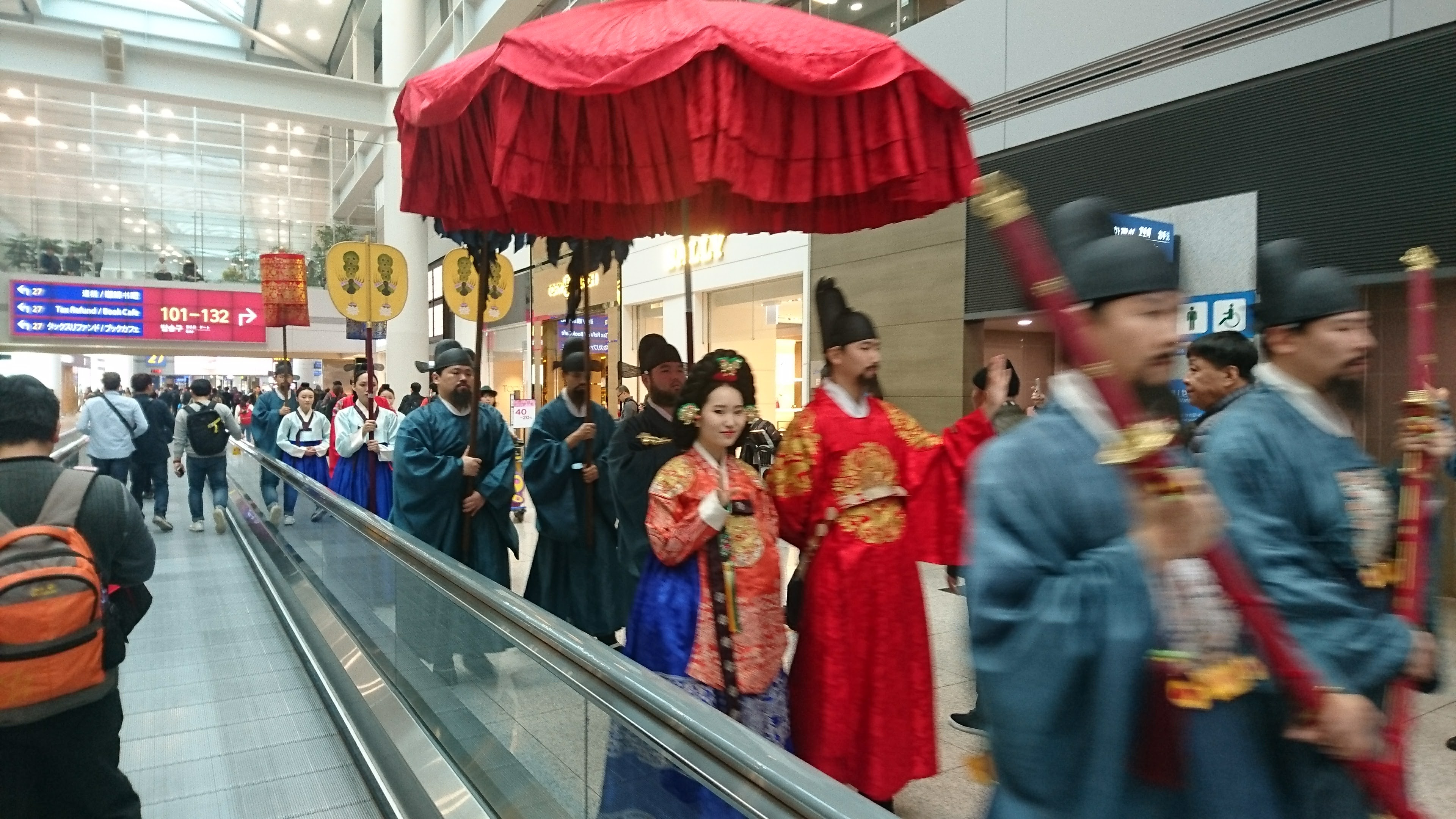 恐らく李朝あたりの仮装行列の一行が音楽とともに練り歩いています。韓国のこういったブランディングは参考になります。