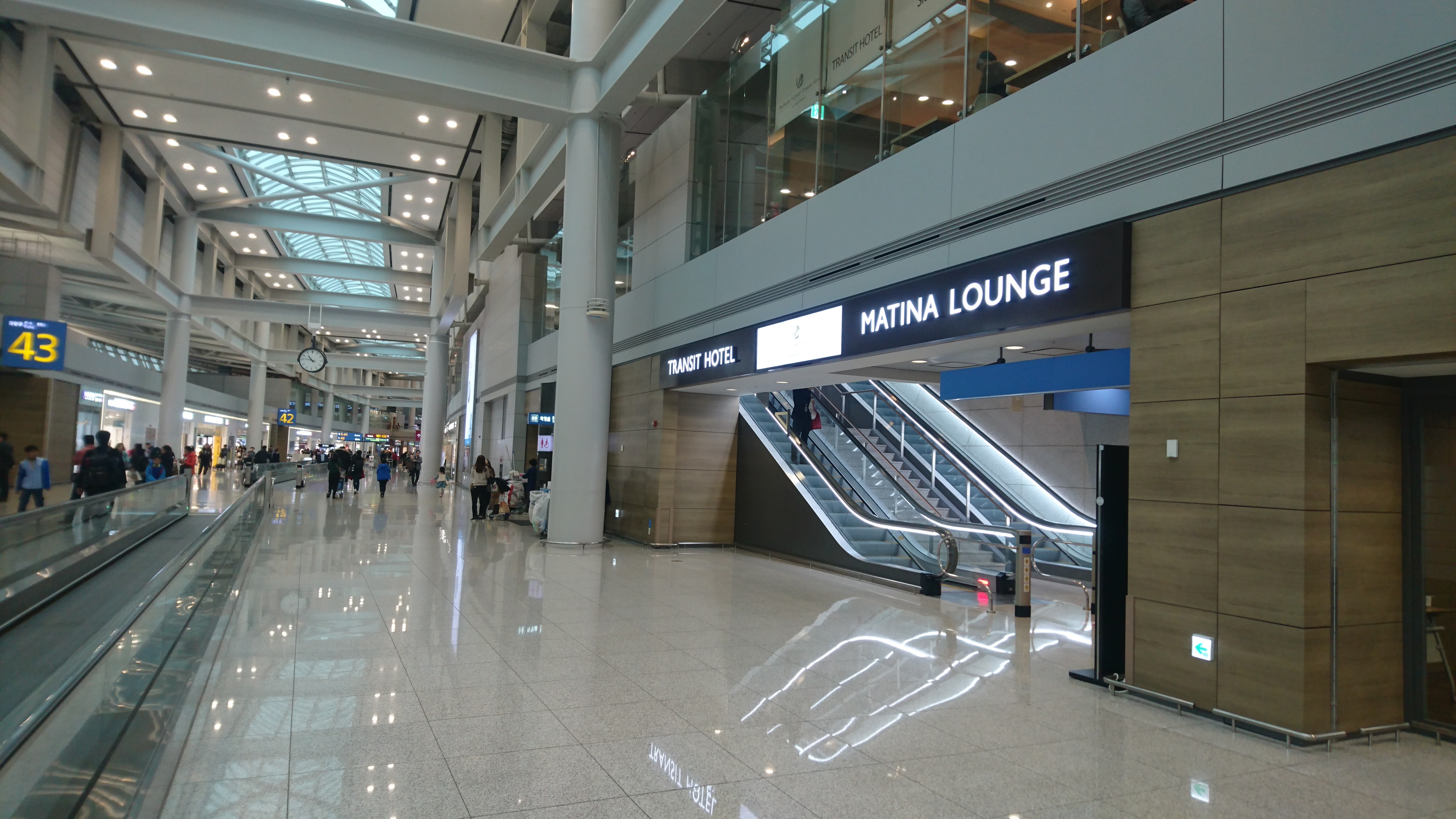 旅客ターミナル3階の43番ゲートの向かい側に、4階に位置する、MATINA LOUNGE WESTへのエスカレーターがあります。
